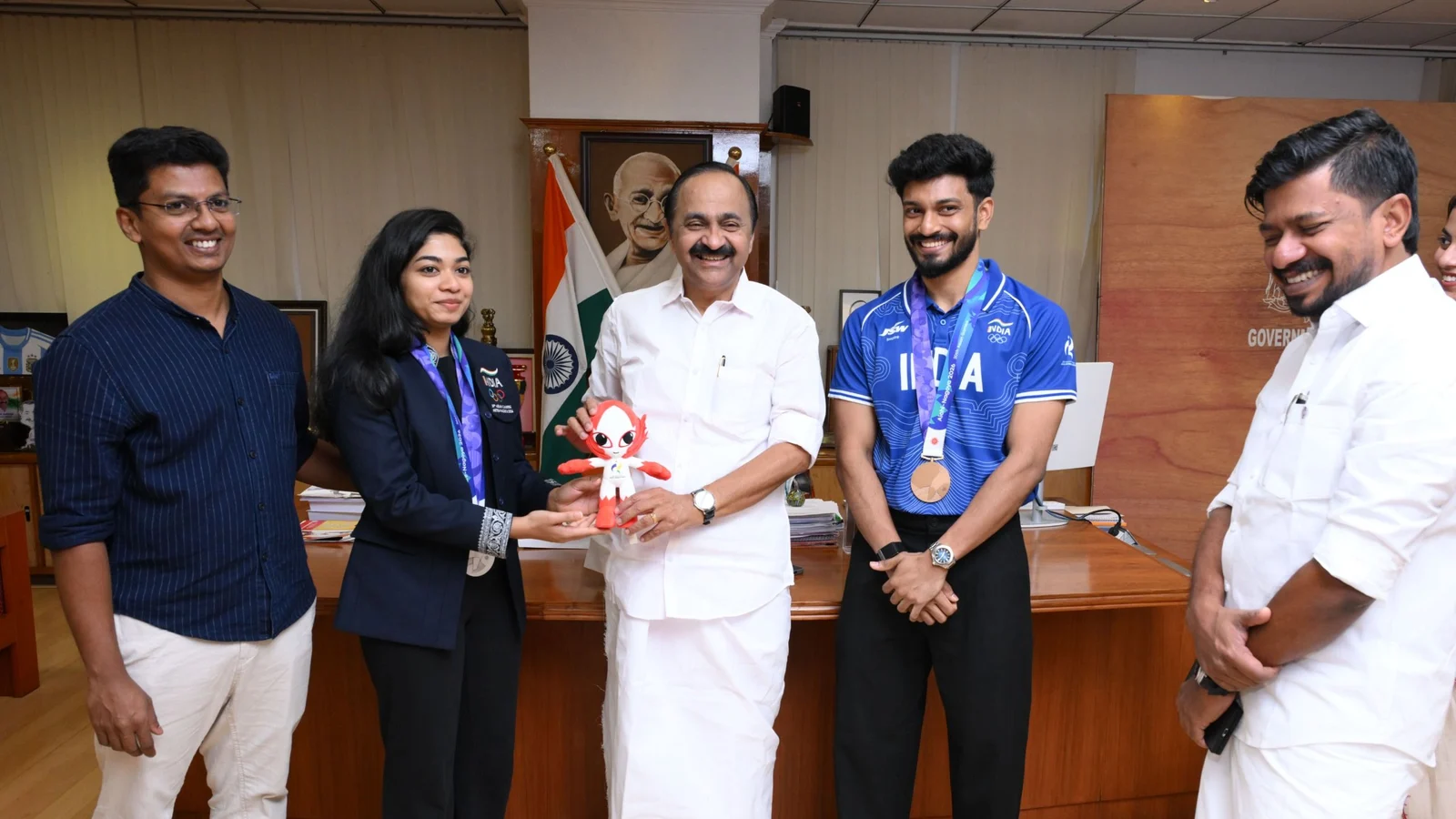 ഏഷ്യൻ ഗെയിംസ് വിജയികൾ മുഖ്യമന്ത്രിയെ സന്ദർശിച്ചു.