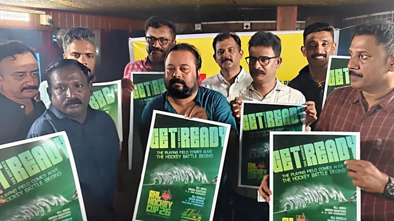 ഹോക്കി ആവേശം മഹാരാജാസിലേക്ക്; ഇഎച്ച്എൽ മിക്സഡ് മാസ്റ്റേഴ്സ് ടൂർണ്ണമെന്റിന്റെ പോസ്റ്റർ പ്രകാശനം ചെയ്തു