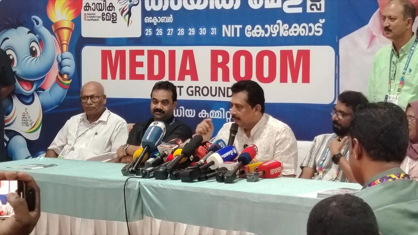 2000 പേർക്ക് കൂടി ഭക്ഷണം, വെയിലിന് പന്തൽ; കായികമേളയിലെ പരാതികളിൽ ഇടപെട്ട് മന്ത്രി